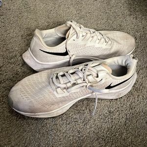 Nike size 9.5 white ZOOM